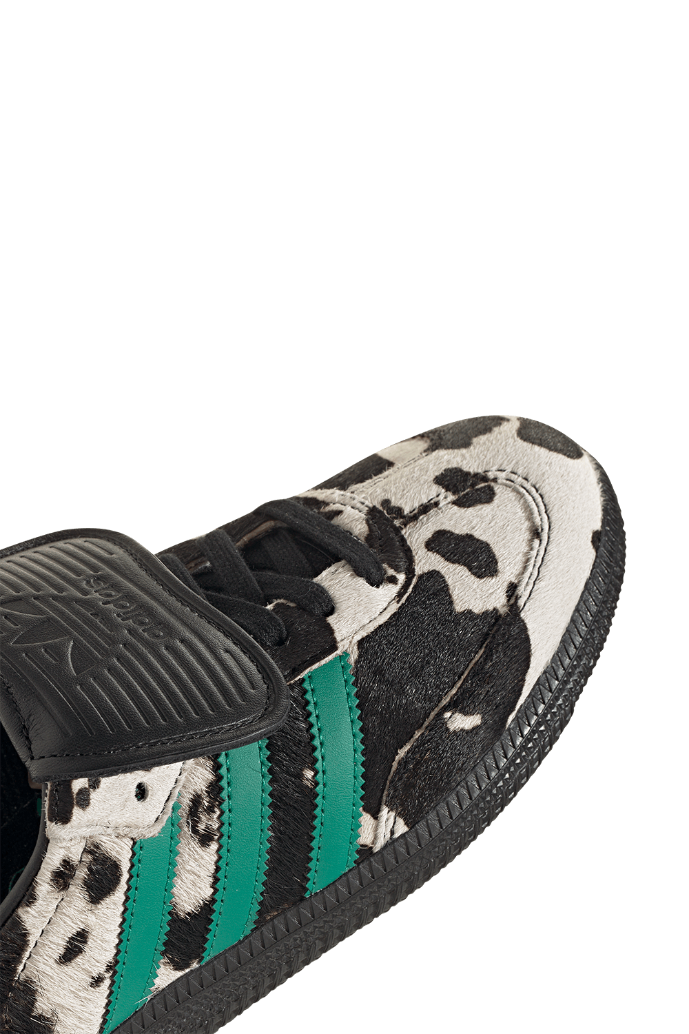 תמונת פנים של נעלי סניקרס סמבה