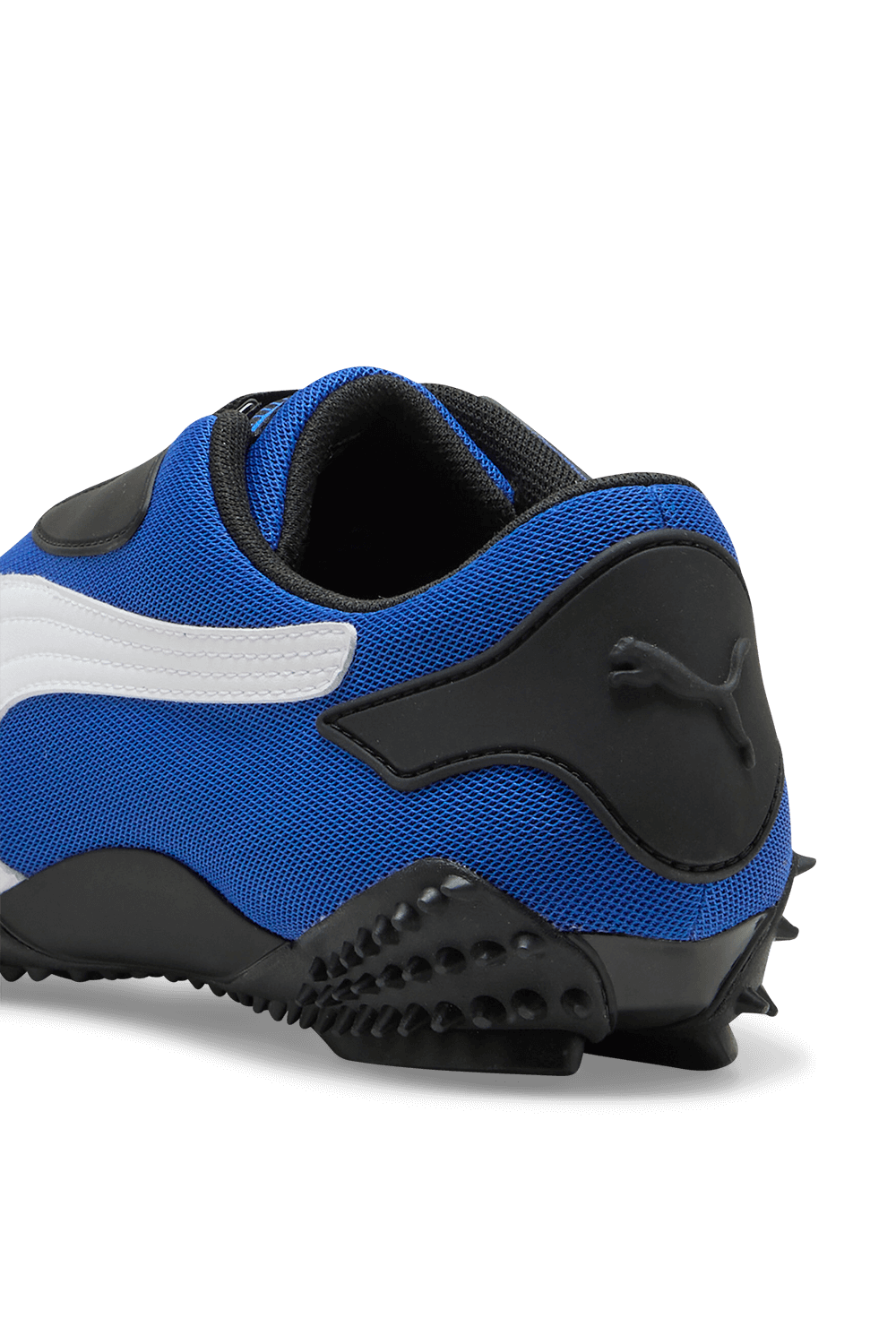 תמונת תקריב של נעלי סניקרס מוסטרו