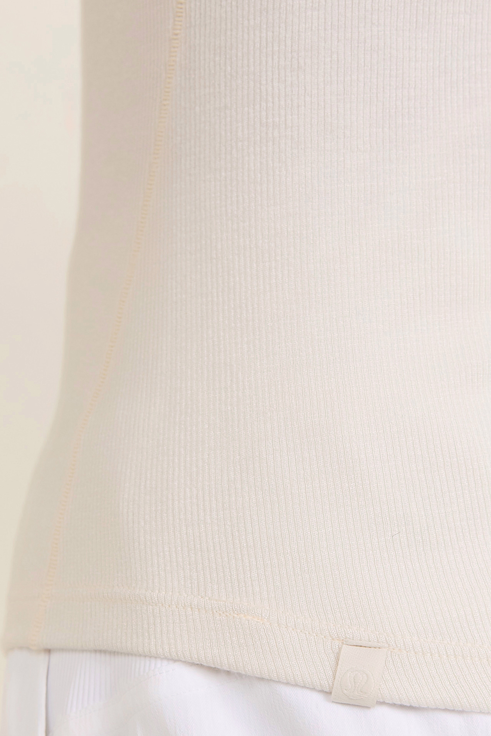 תמונת תקריב דוגמן של Hold Tight Crewneck Tank Top