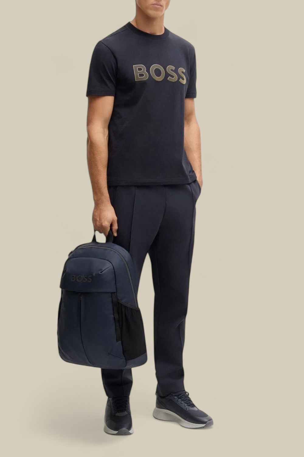 תמונת דוגמן קידמית של נעלי סניקרס