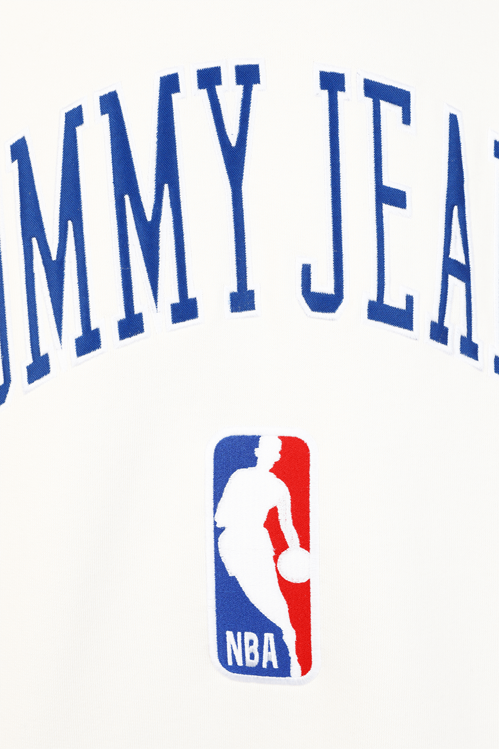 תמונה אחורית של סווטשירט קפוצ'ון עם הדפס אן-בי-איי