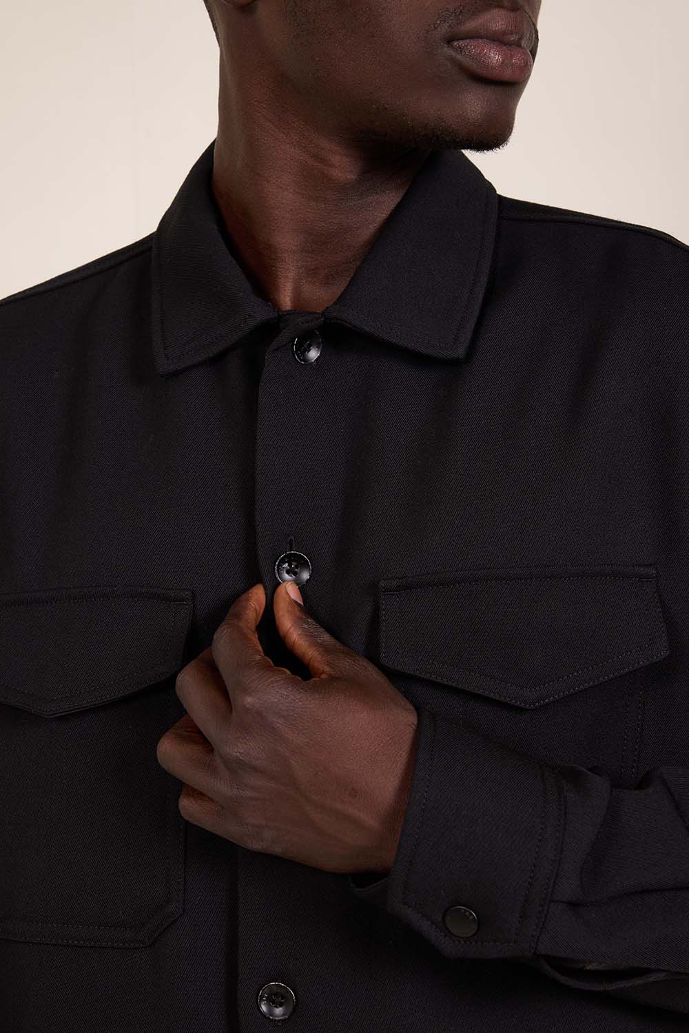 תמונת תקריב דוגמן של ז'קט חולצה