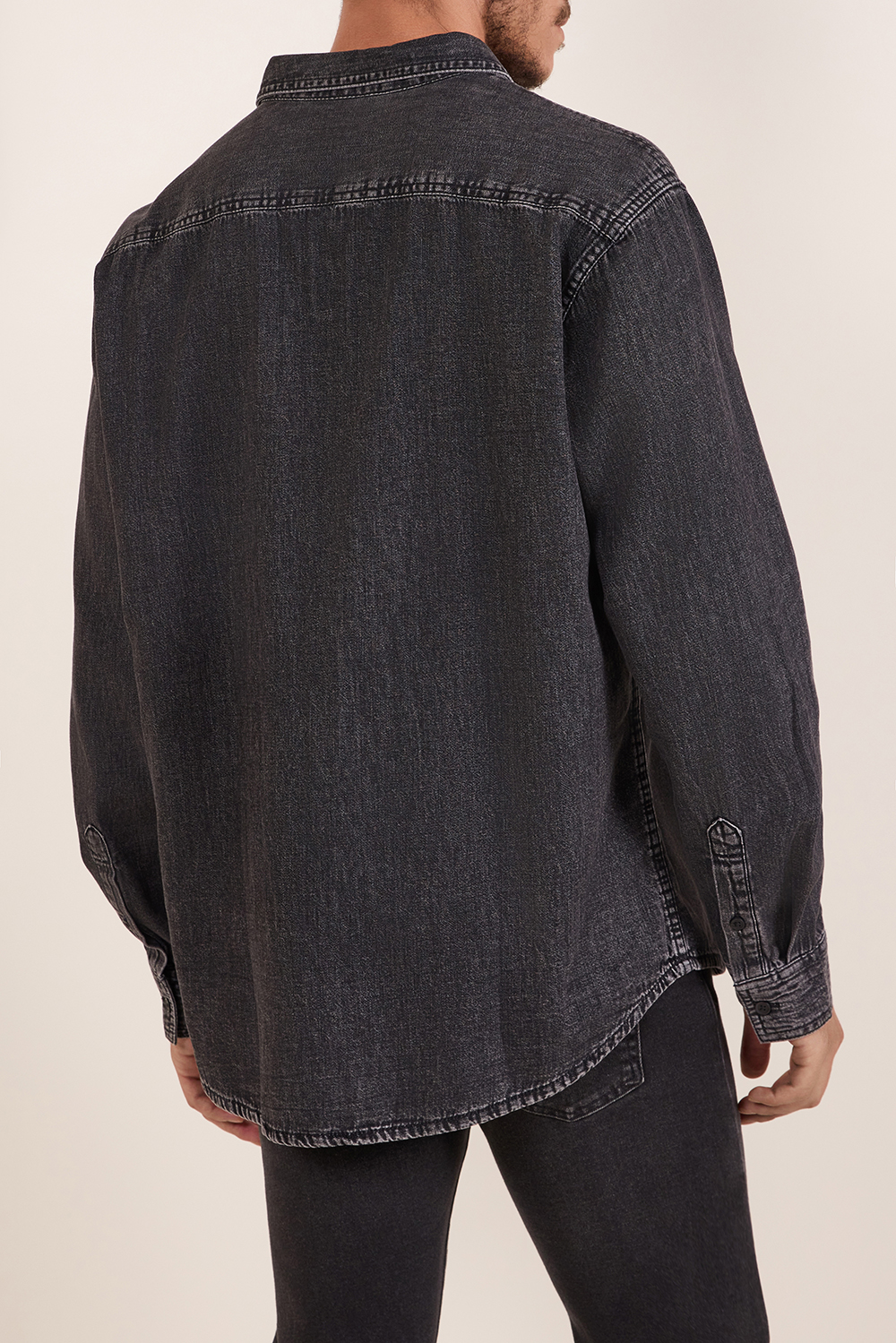 תמונת דוגמן אחורית של חולצת כפתורים ג'ינס