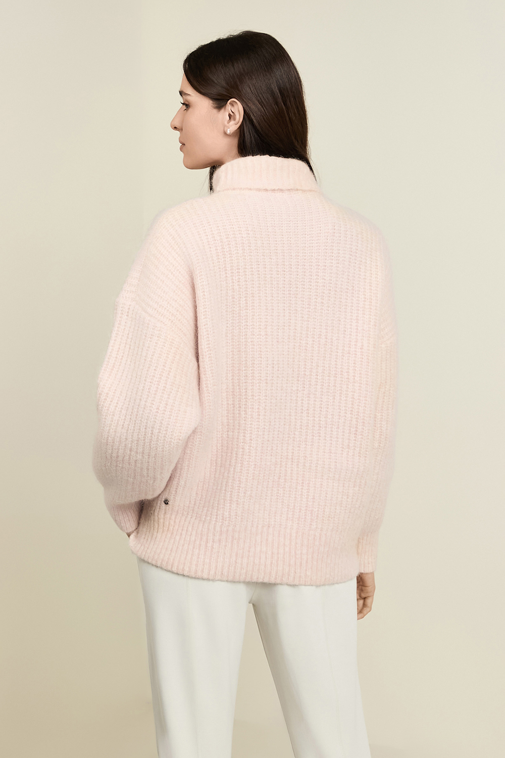 תמונת דוגמן אחורית של Alpaca Wool-Blend Funnel-Neck Sweater