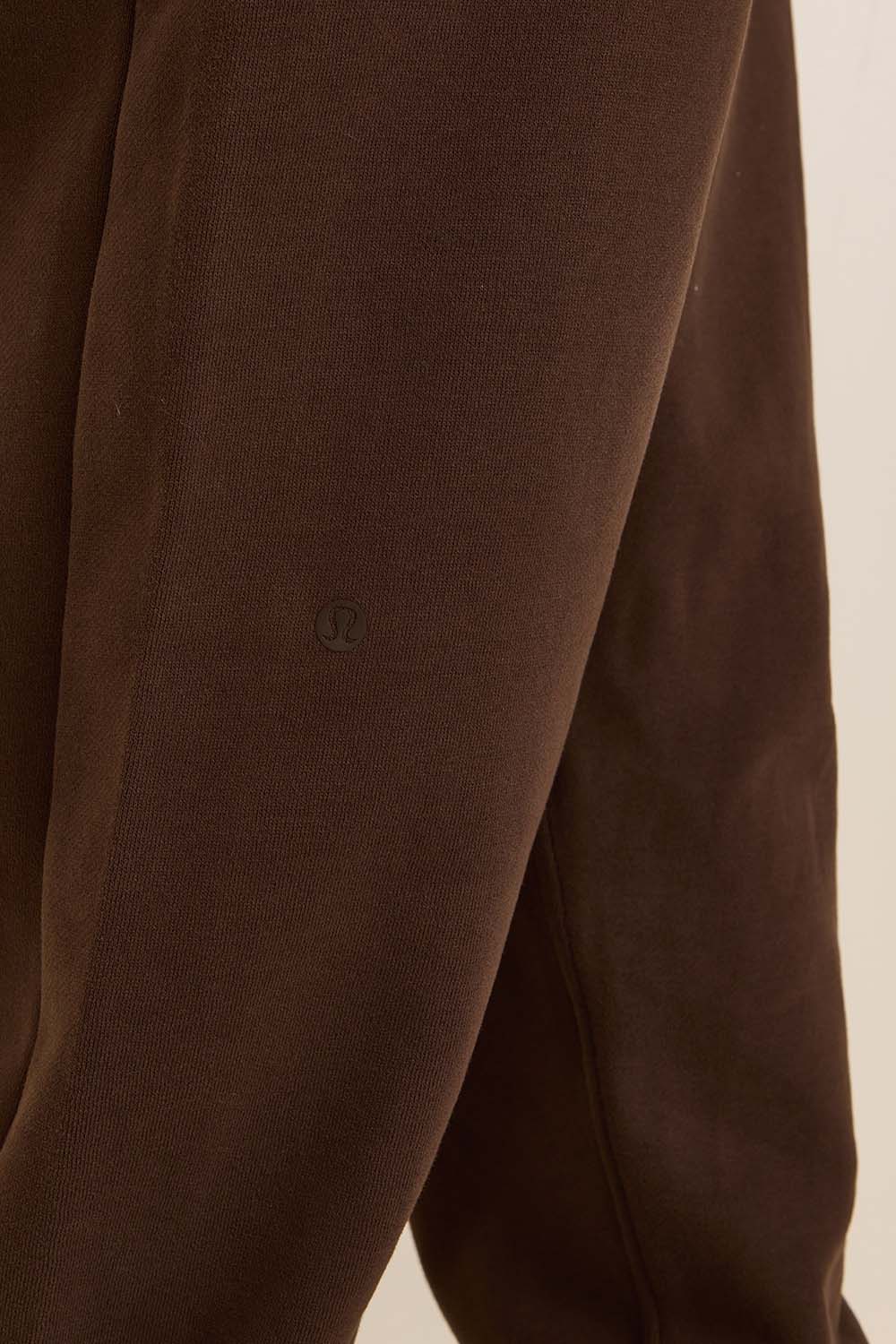 תמונת תקריב דוגמן של Scuba Mid-Rise Oversized Jogger Regular