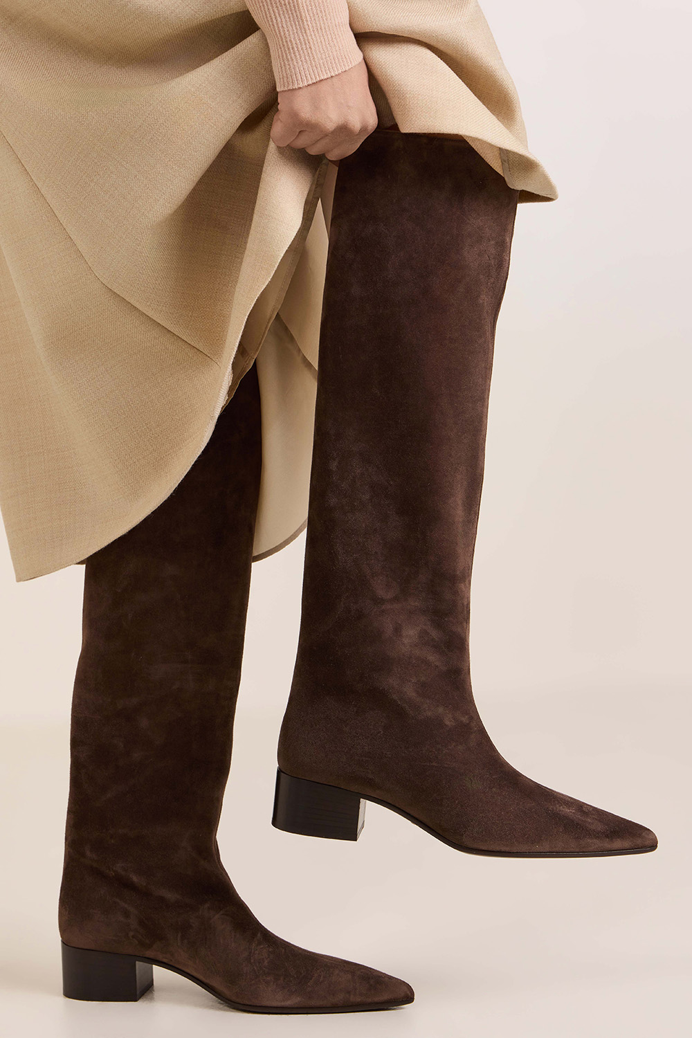 תמונת דוגמן קידמית של מגפי ברך