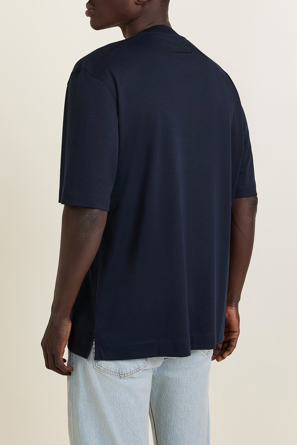 תמונת דוגמן אחורית של חולצת טי