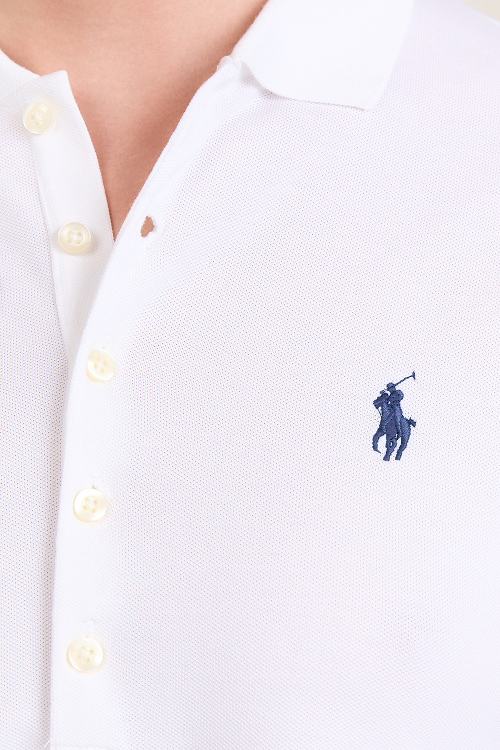 תמונת תקריב דוגמן של חולצת פולו קרופ