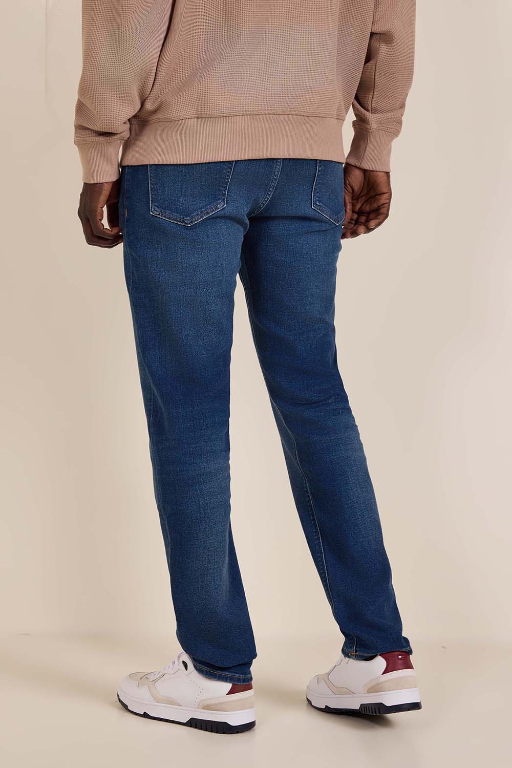 תמונת דוגמן אחורית של מכנסי ג'ינס סלים