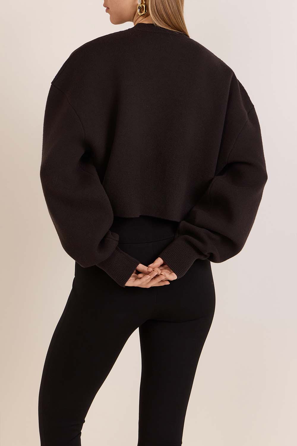 תמונת דוגמן אחורית של סווטשירט צמר וקשמיר