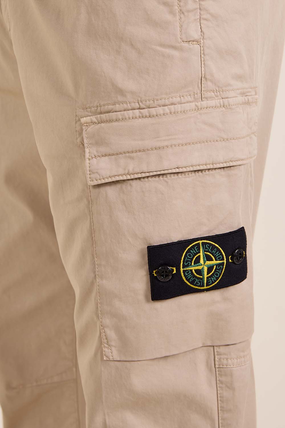 תמונת תקריב דוגמן של מכנסיים