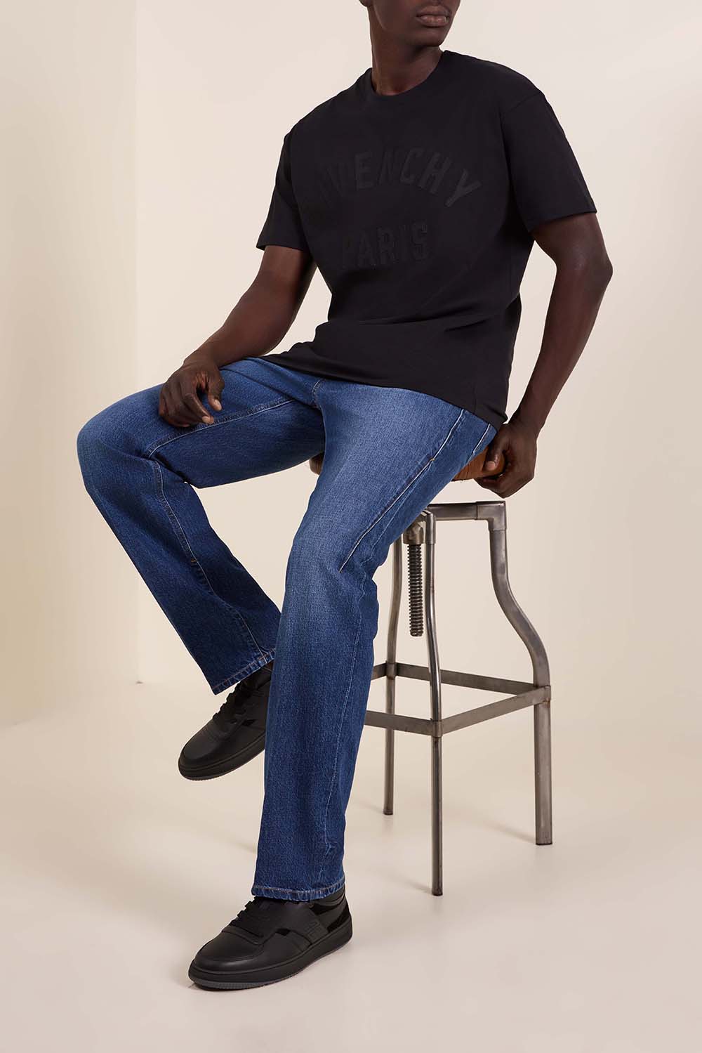 תמונת דוגמן קידמית של נעלי סניקרס