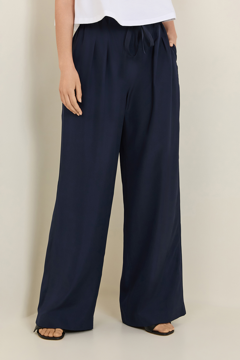 תמונת דוגמן קידמית של מכנסיים ארוכים ממשי