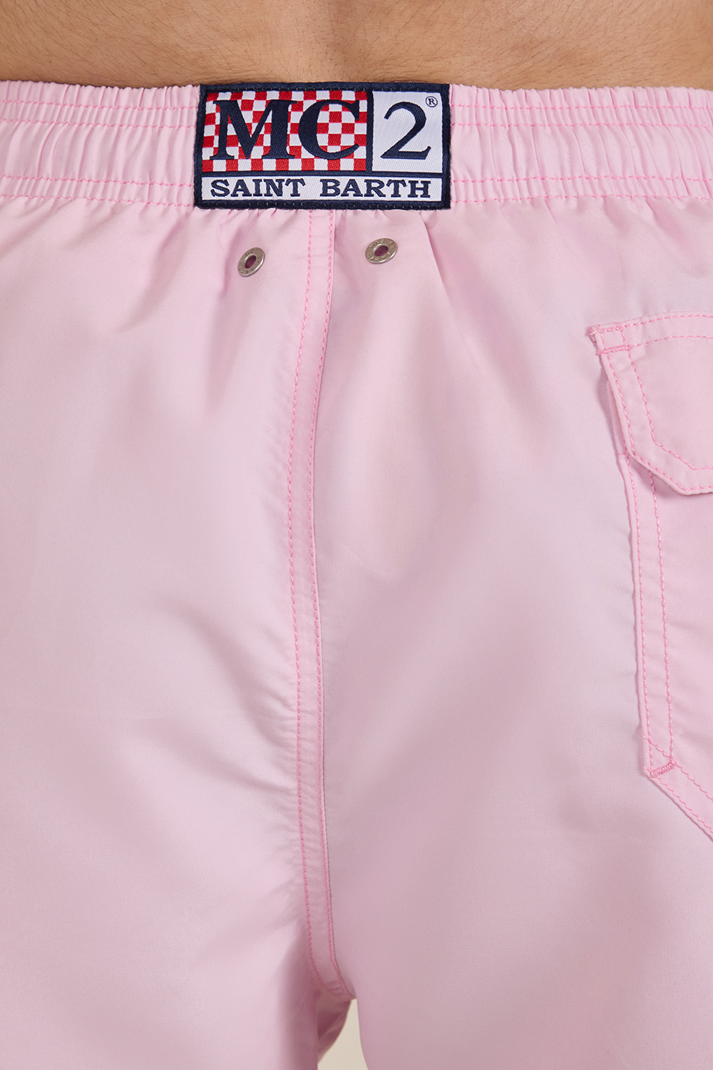 תמונת תקריב דוגמן של מכנסי בגד ים