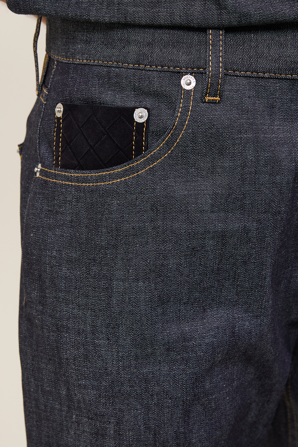 תמונת תקריב דוגמן של מכנסי ג'ינס בגזרה רחבה