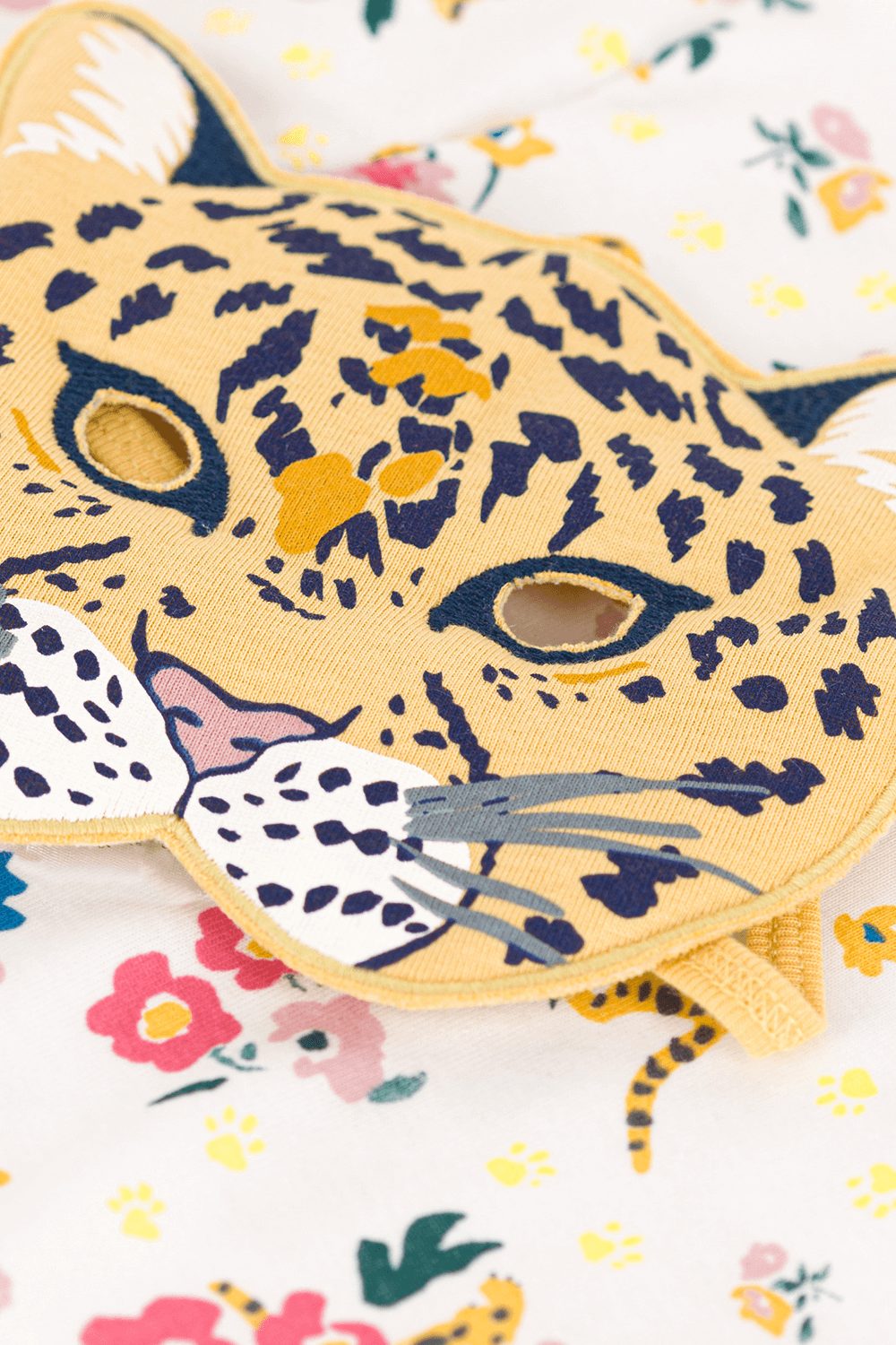 תמונה אחורית של סט פיג`מה ומסכת עיניים זוהרת בחושך - גילאי 3-4 שנים