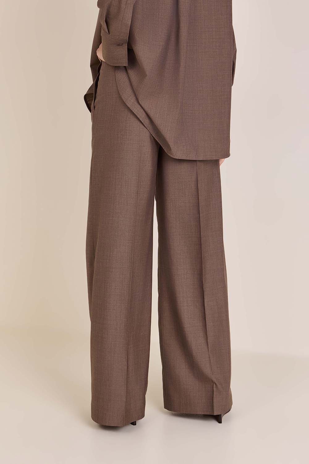 תמונת דוגמן אחורית של מכנסיים מחוייטים מצמר