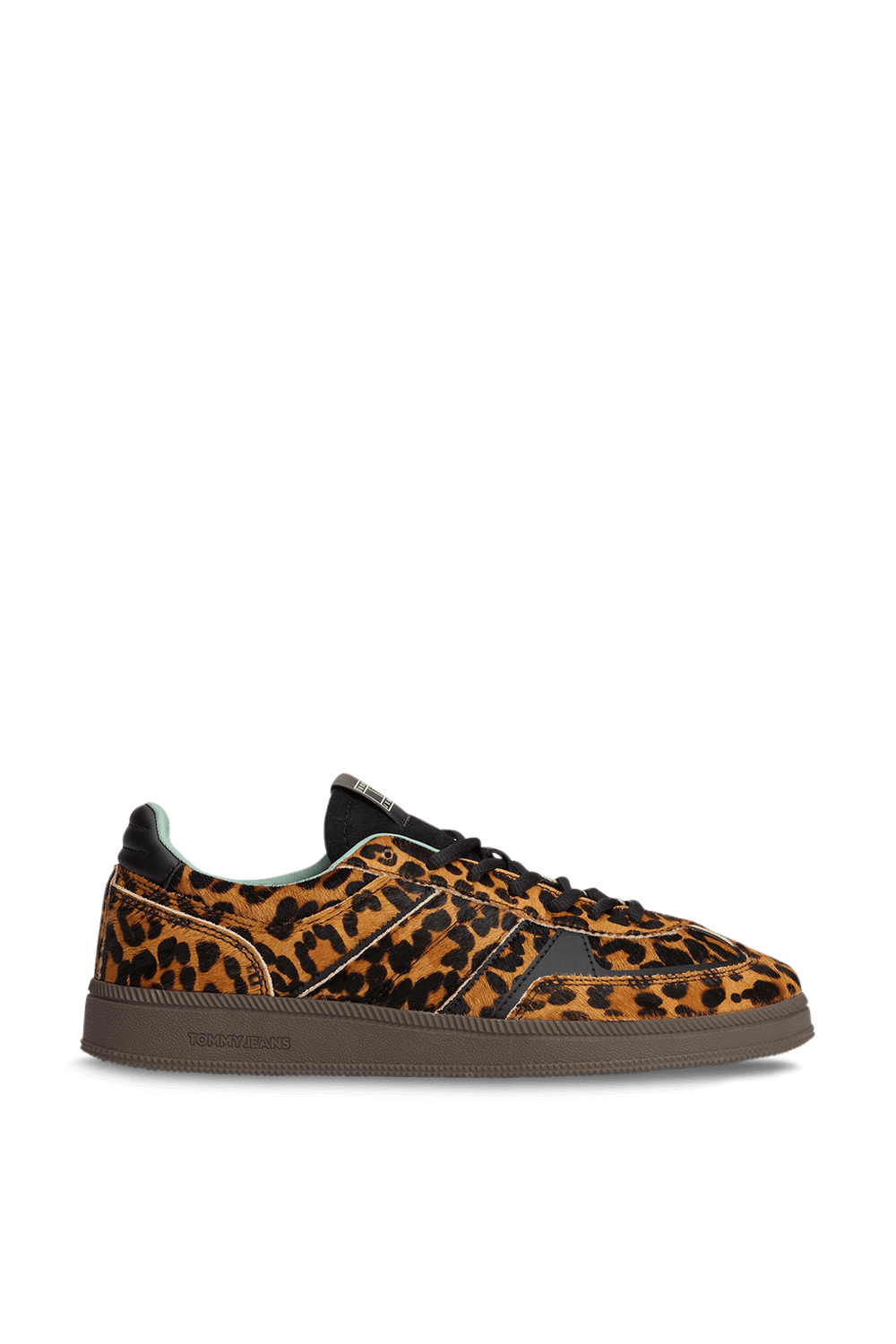 תמונה קידמית של נעלי סניקרס מנומרות