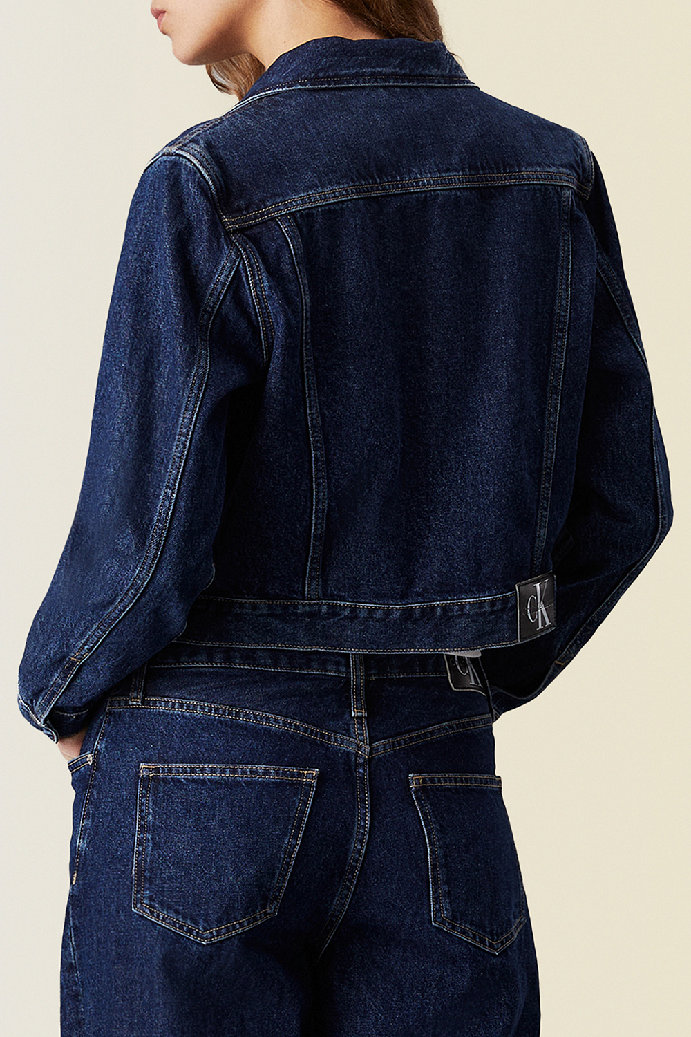 תמונת דוגמן אחורית של ז'קט ג'ינס קרופ