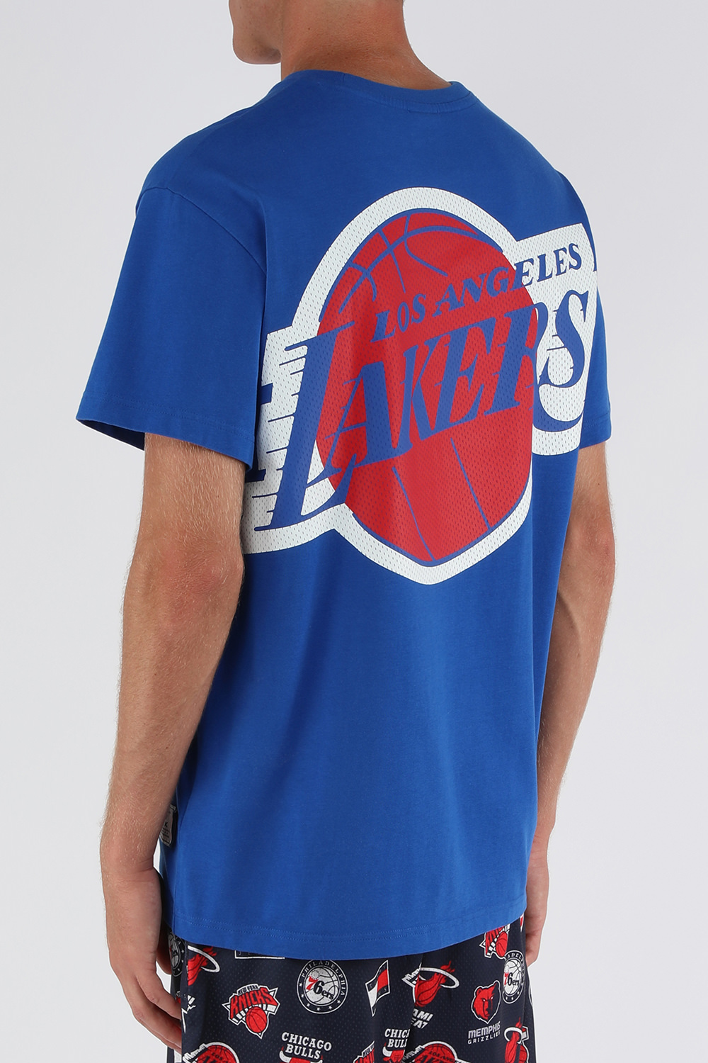 תמונת דוגמן אחורית של חולצת טי קצרה עם הדפס אן-בי-איי לייקרס