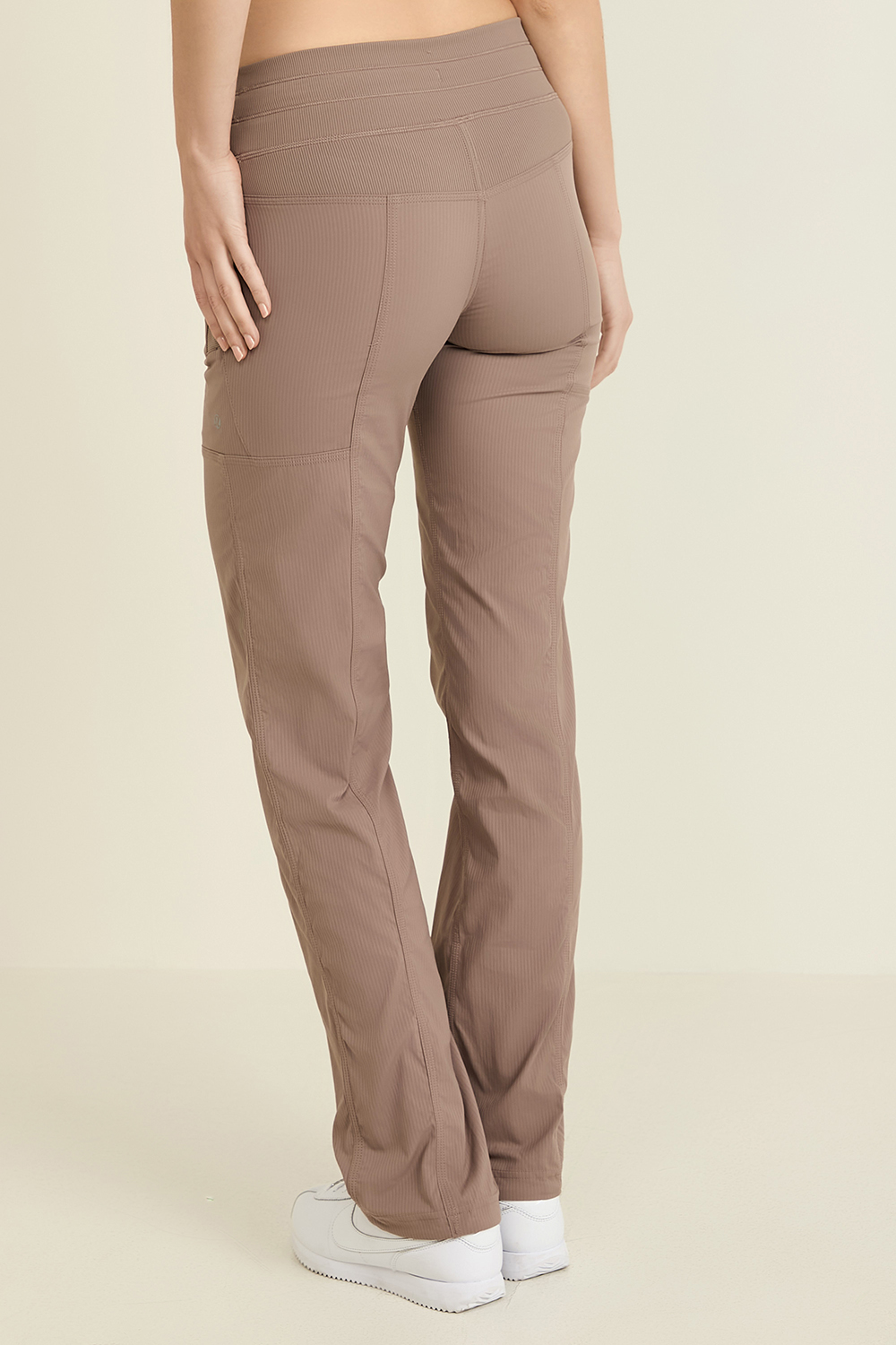 תמונת דוגמן אחורית של Dance Studio Mid-Rise Pant *Regular