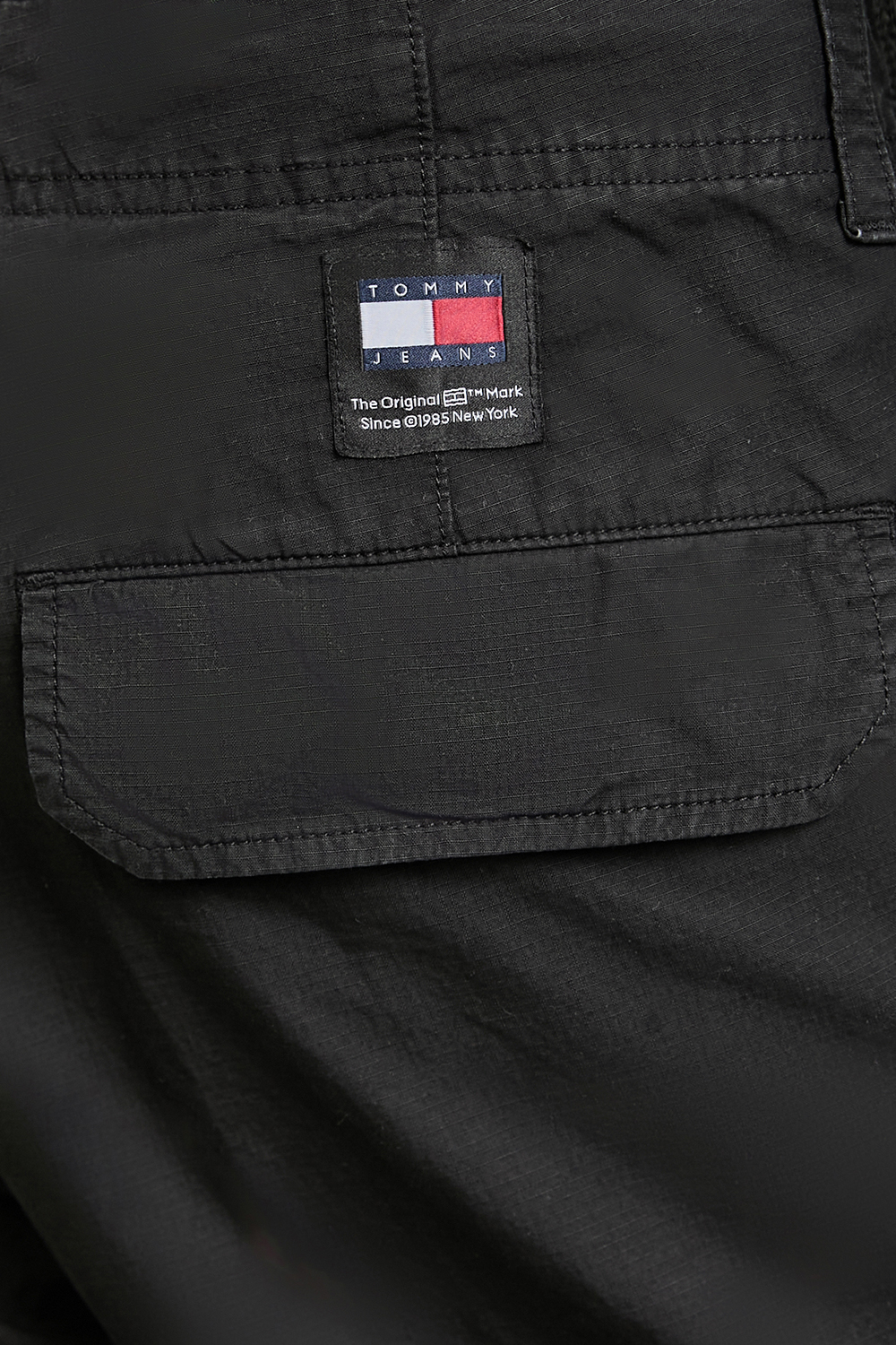 תמונת תקריב דוגמן של מכנסי קרגו