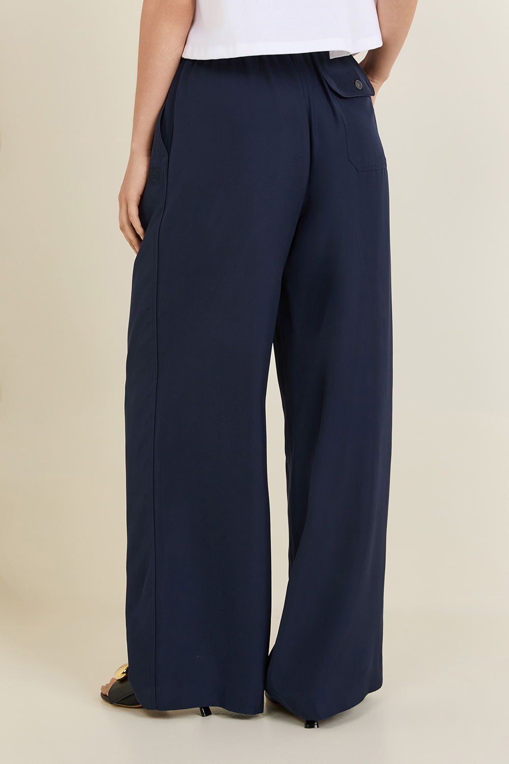 תמונת דוגמן אחורית של מכנסיים ארוכים ממשי