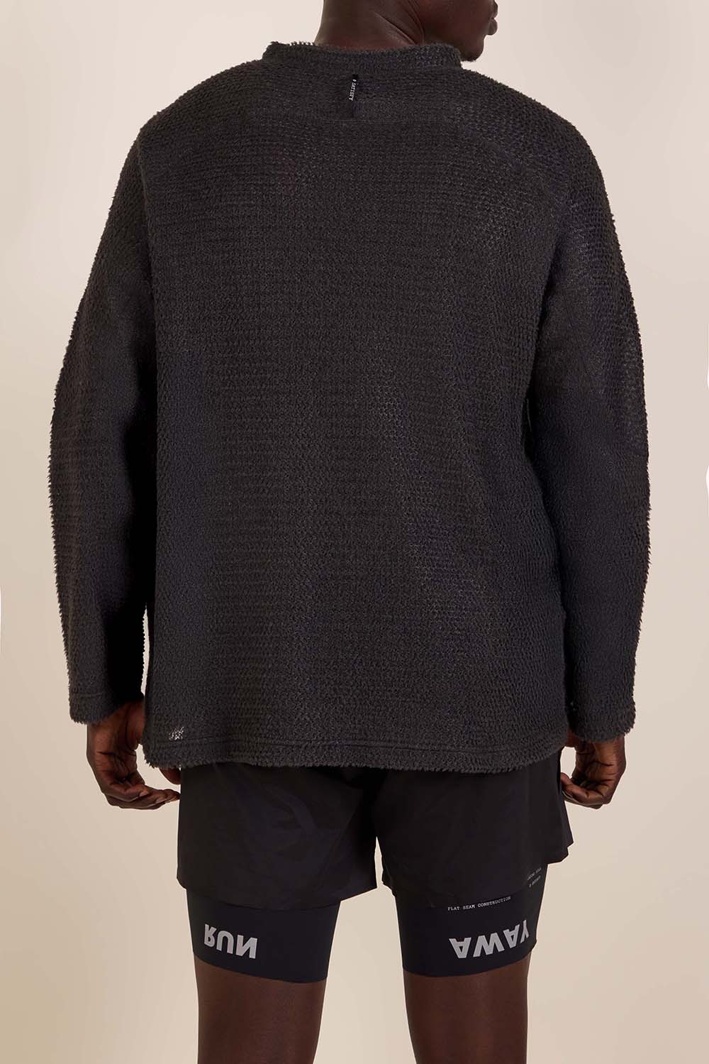 תמונת דוגמן אחורית של חולצת טי פליז לאימון