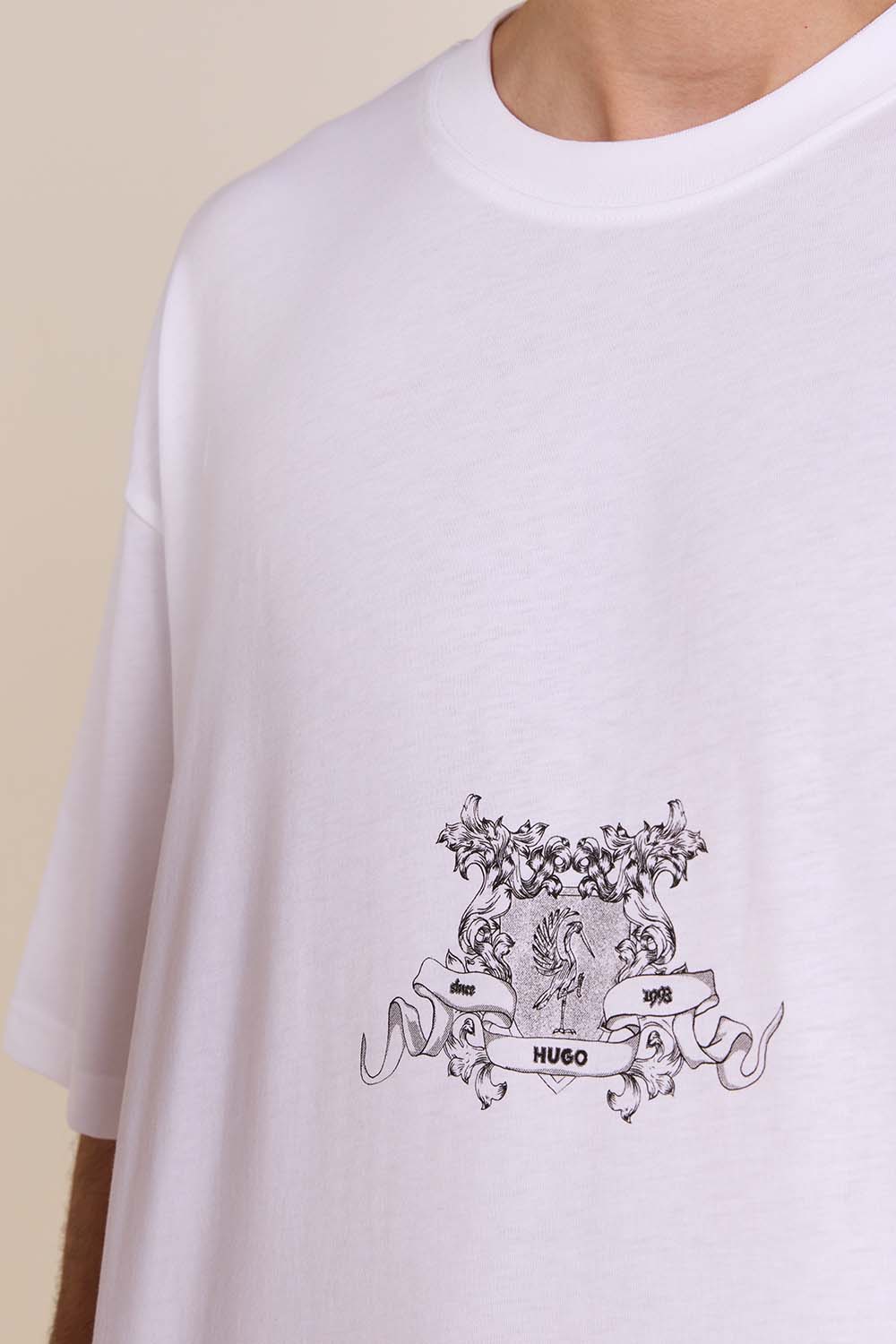 תמונת תקריב דוגמן של חולצת טי אוברסייז משוחררת