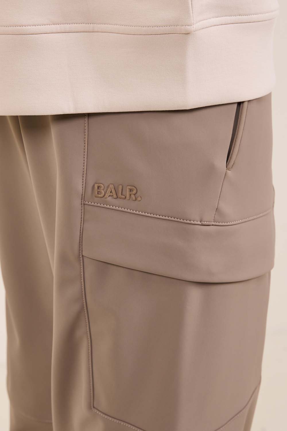 תמונת תקריב דוגמן של מכנסיים ארוכים