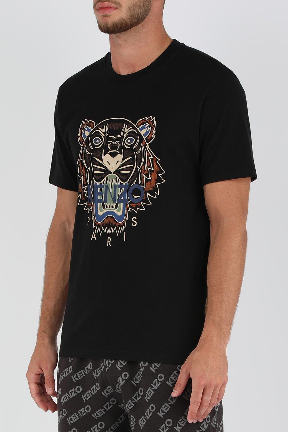 תמונת דוגמן קידמית של חולצת טי קצרה עם הדפס הנמר