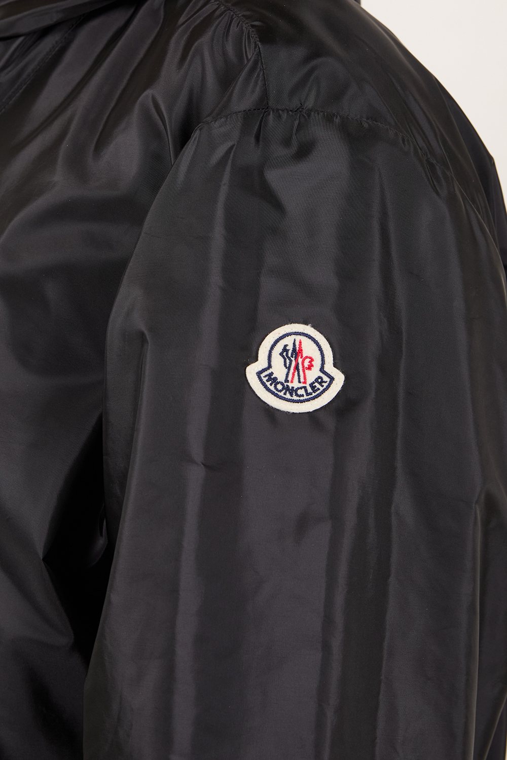 תמונת תקריב דוגמן של מעיל רוח