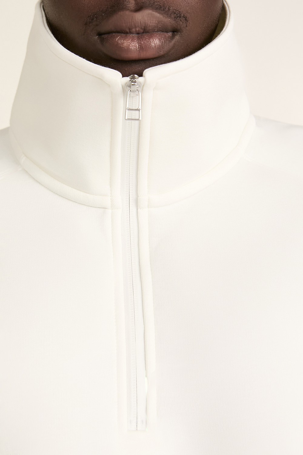 תמונת תקריב דוגמן של סווטשירט טק-פליז