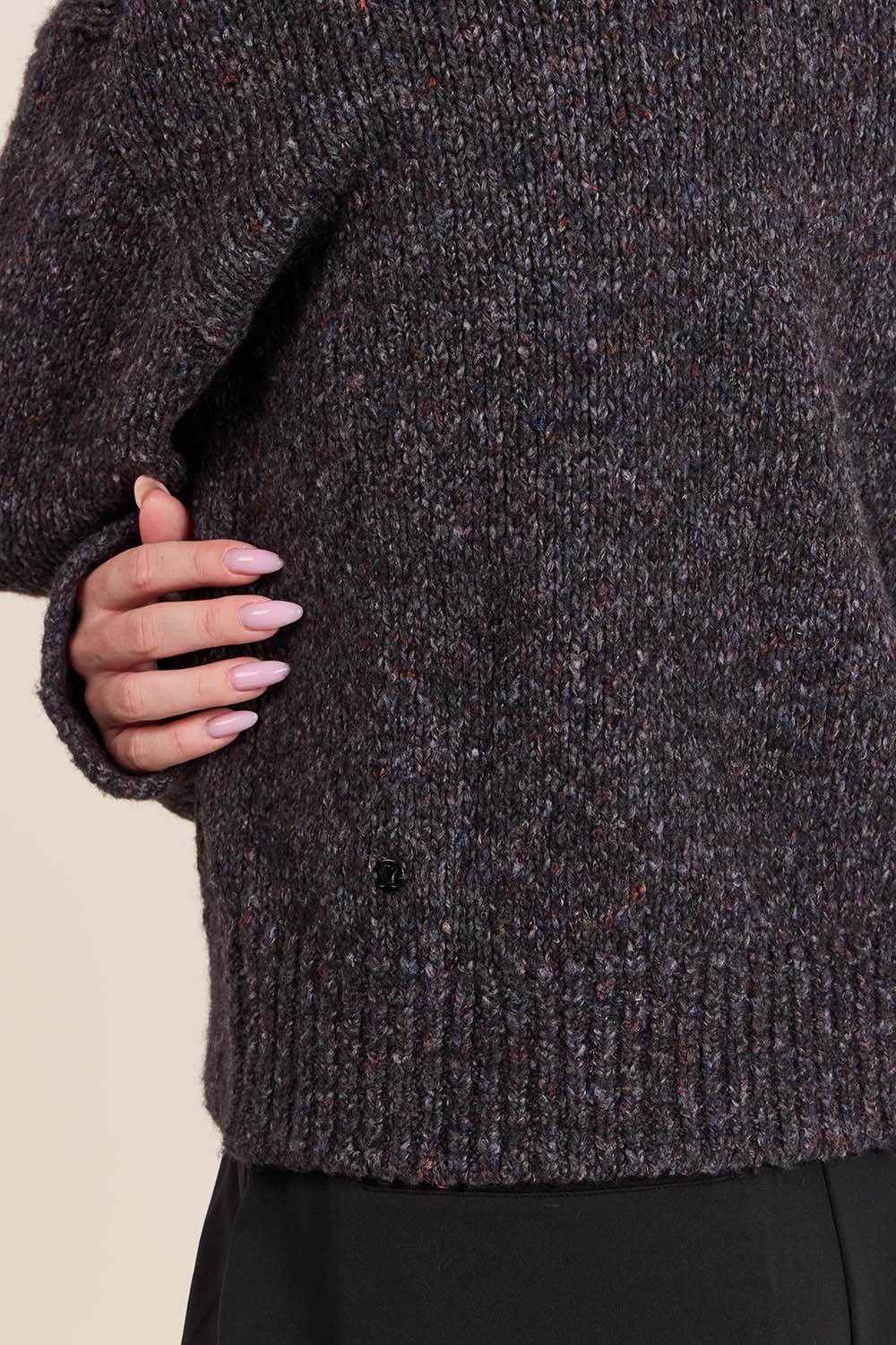 תמונת תקריב דוגמן של Wool-Blend Button-Up Cardigan