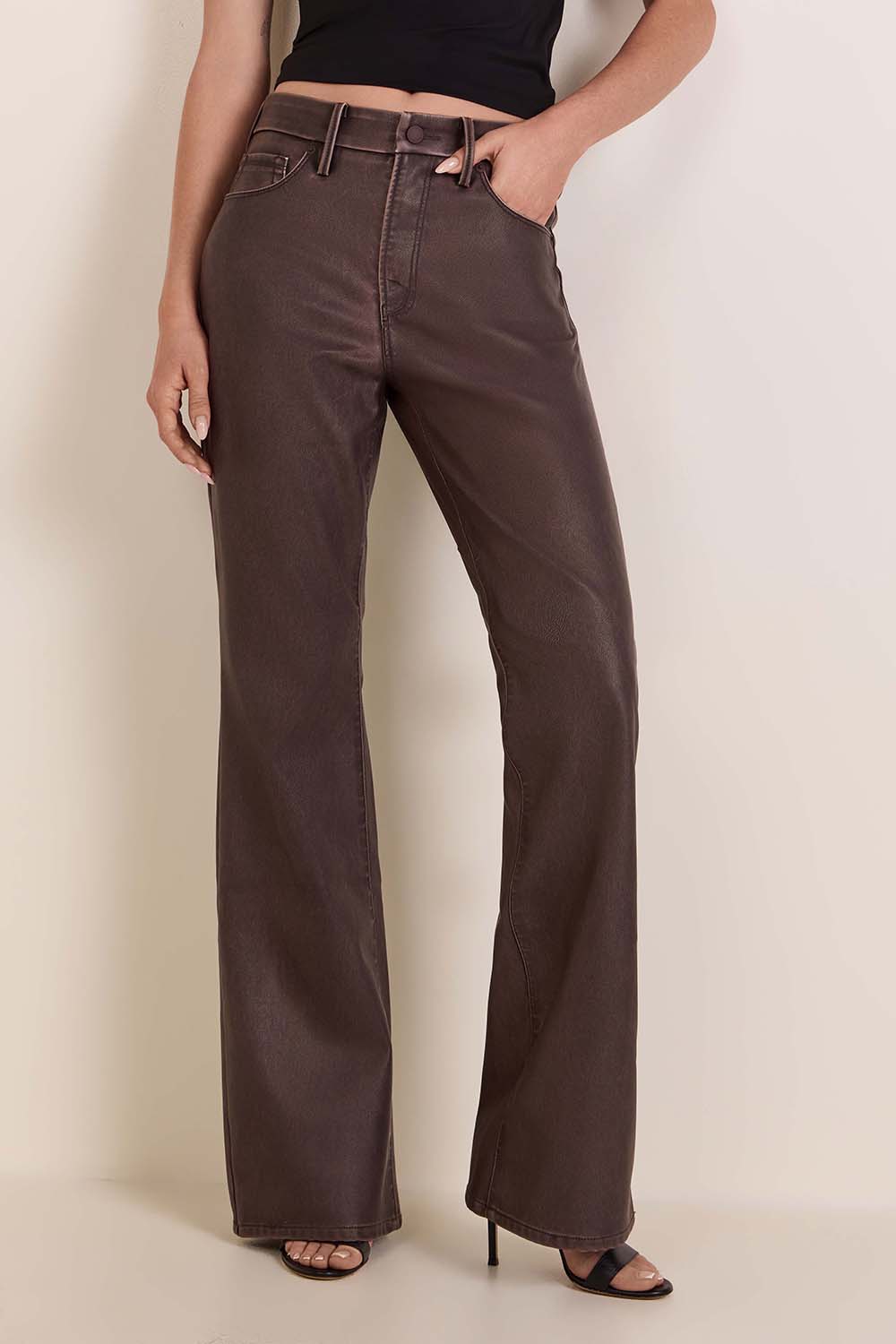 תמונת דוגמן קידמית של מכנסי עור טבעוני