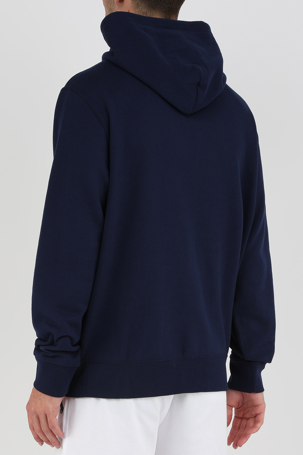 תמונת דוגמן אחורית של סווטשרט קפוצ'ון עם שחקן פולו רקום בגוון כחול נייבי