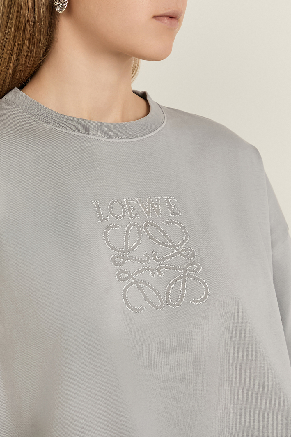 תמונת תקריב דוגמן של חולצת טי קרופ