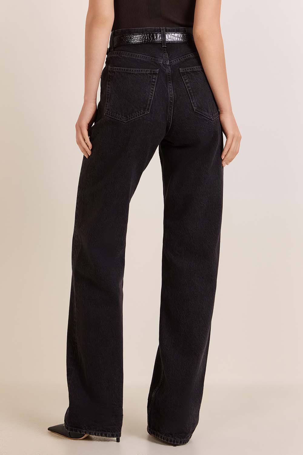 תמונת דוגמן אחורית של מכנסי ג'ינס בגזרת באגי