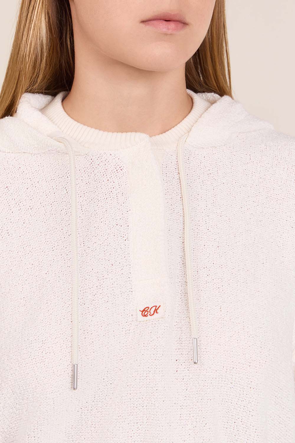 תמונת תקריב דוגמן של סווטשירט סריג