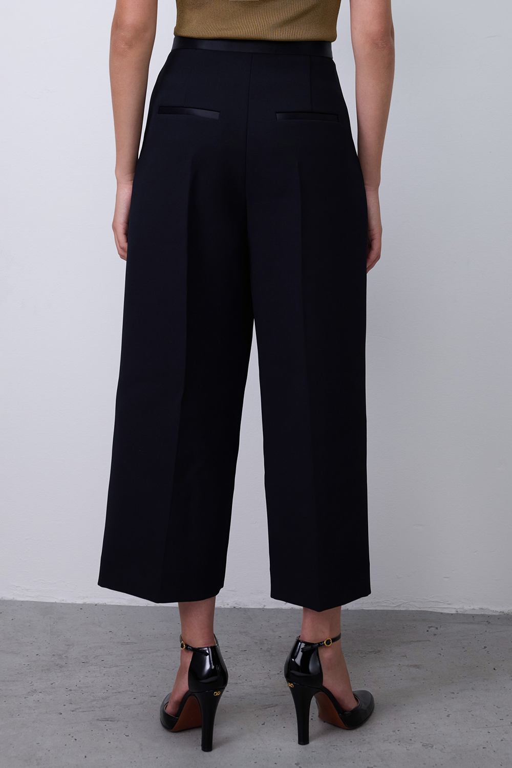 תמונת דוגמן אחורית של מכנסיים מחויטים בגזרה נמוכה