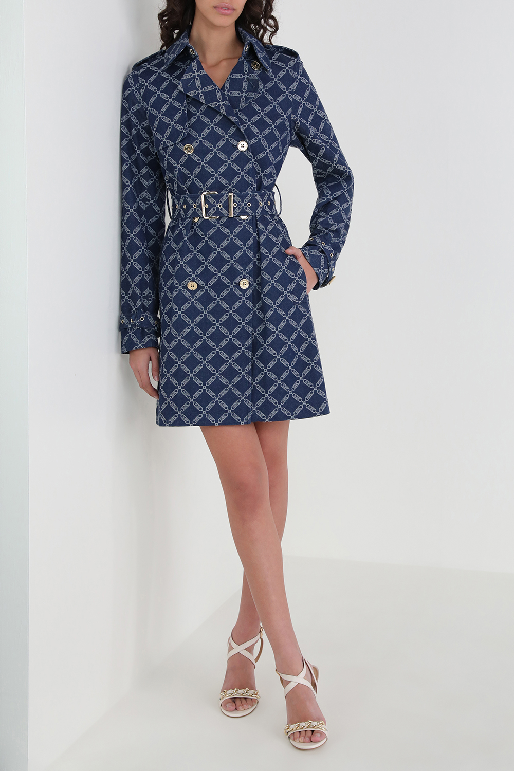 תמונת דוגמן קידמית של נעלי סנדל עקב אשה