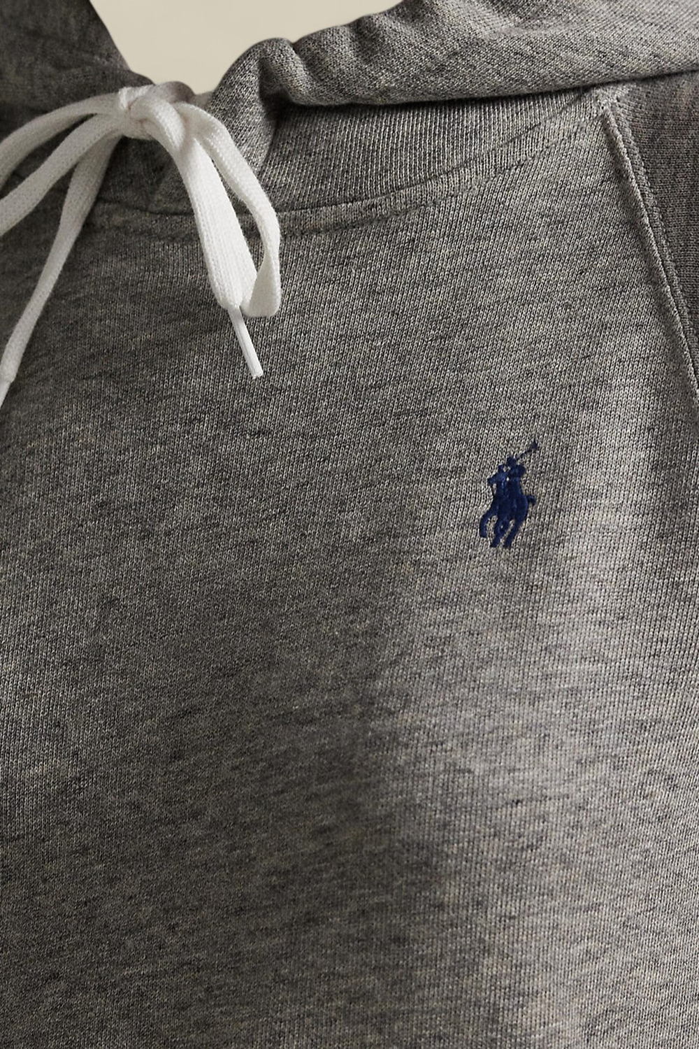 תמונת תקריב דוגמן של סווטשירט קפוצ'ון