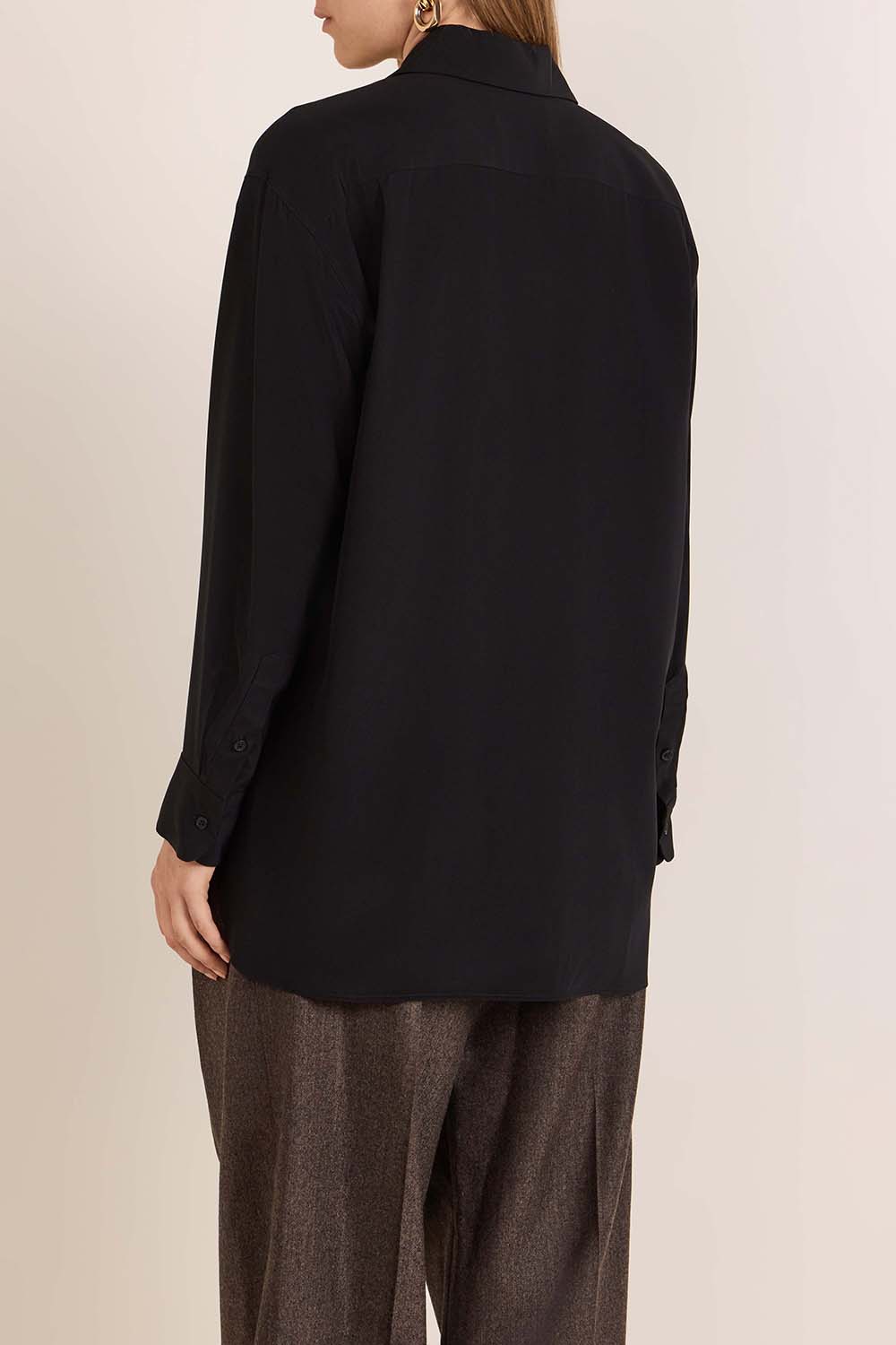 תמונת דוגמן אחורית של חולצת כפתורים ממשי