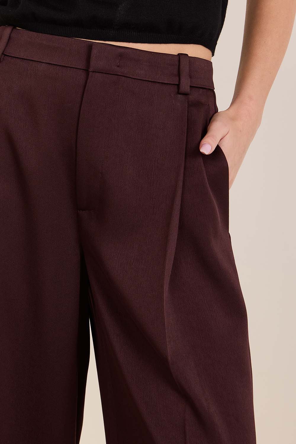 תמונת תקריב דוגמן של מכנסיים מחוייטים עם קפלים