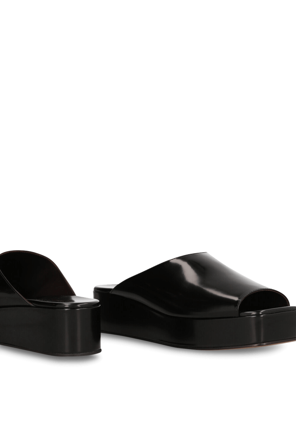 תמונת תקריב של כפכפי סליידס פלטפורמה