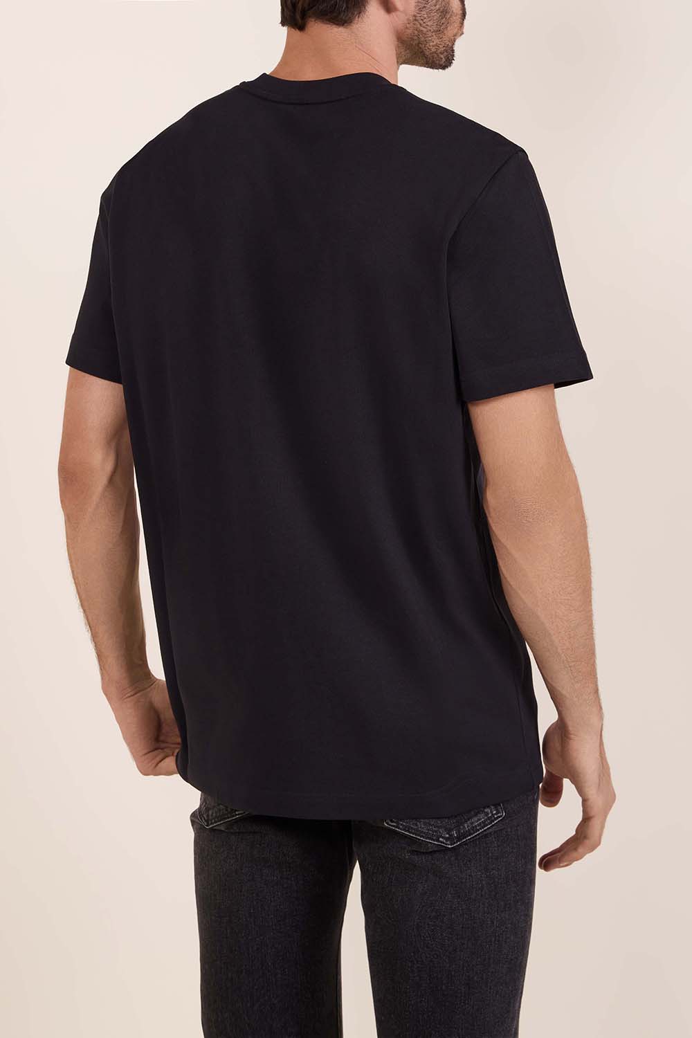 תמונת דוגמן אחורית של חולצת טי