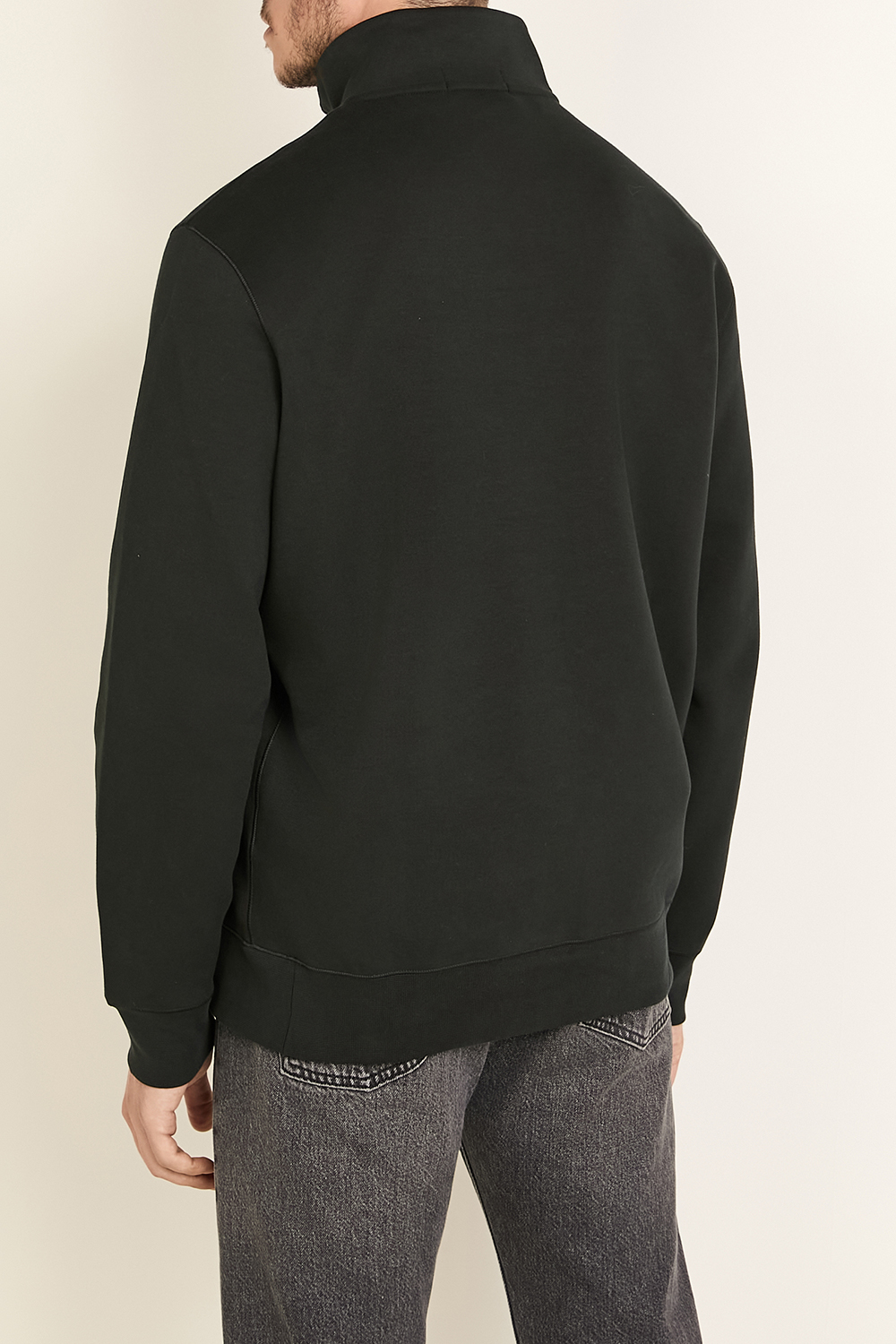 תמונת דוגמן אחורית של סווטשירט פולו