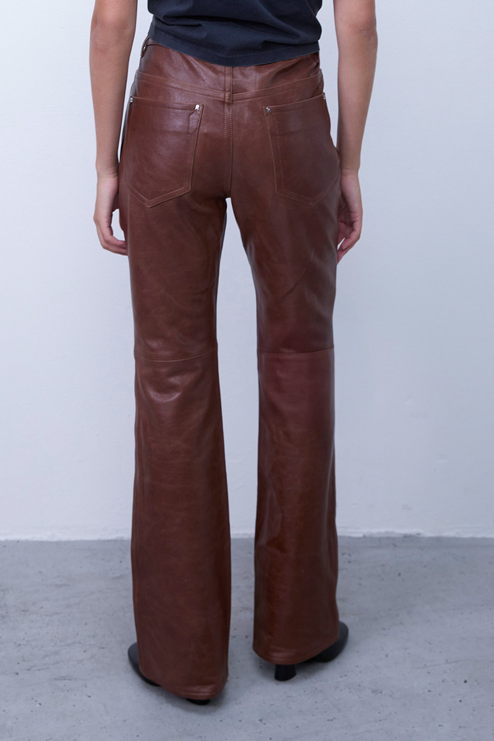 תמונת דוגמן אחורית של מכנסי עור