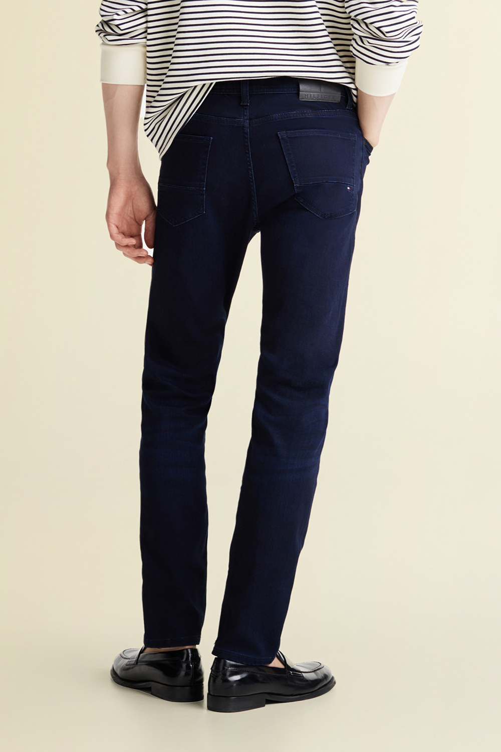 תמונת דוגמן אחורית של מכנסי ג'ינס סלים