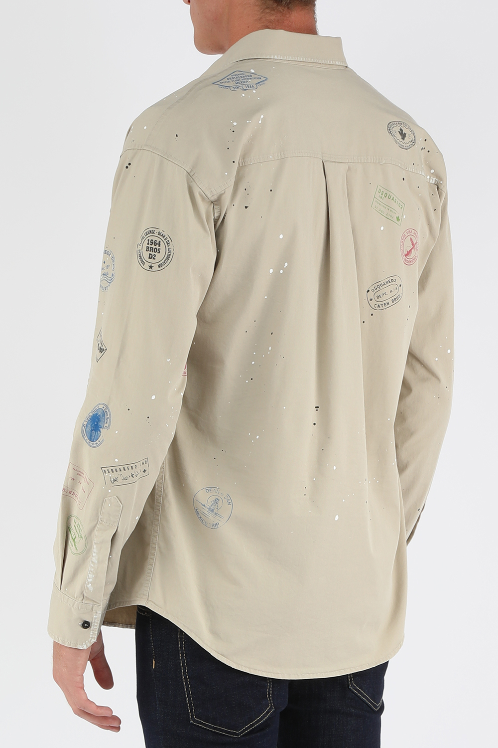 תמונת דוגמן אחורית של חולצת דנים מכופתרת עם חותמות דרכון